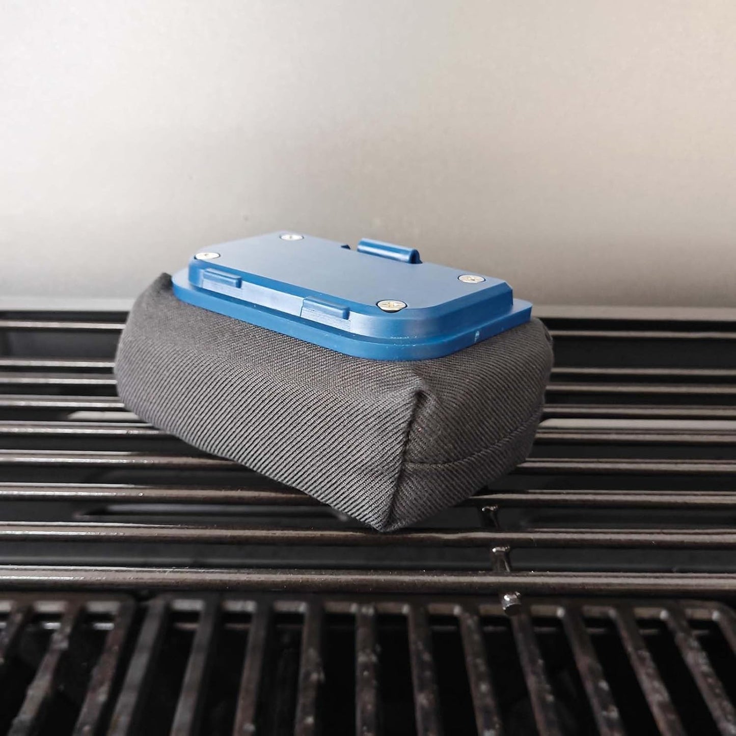 Blue Grill Brush Bristle Free, Replaceable BBQ Cleaning Head Accessories Cleaner, Black Wavy Pad Perfect for Stainless Steel, Porcelain, Cast Iron Grates Round Rectangle Grates