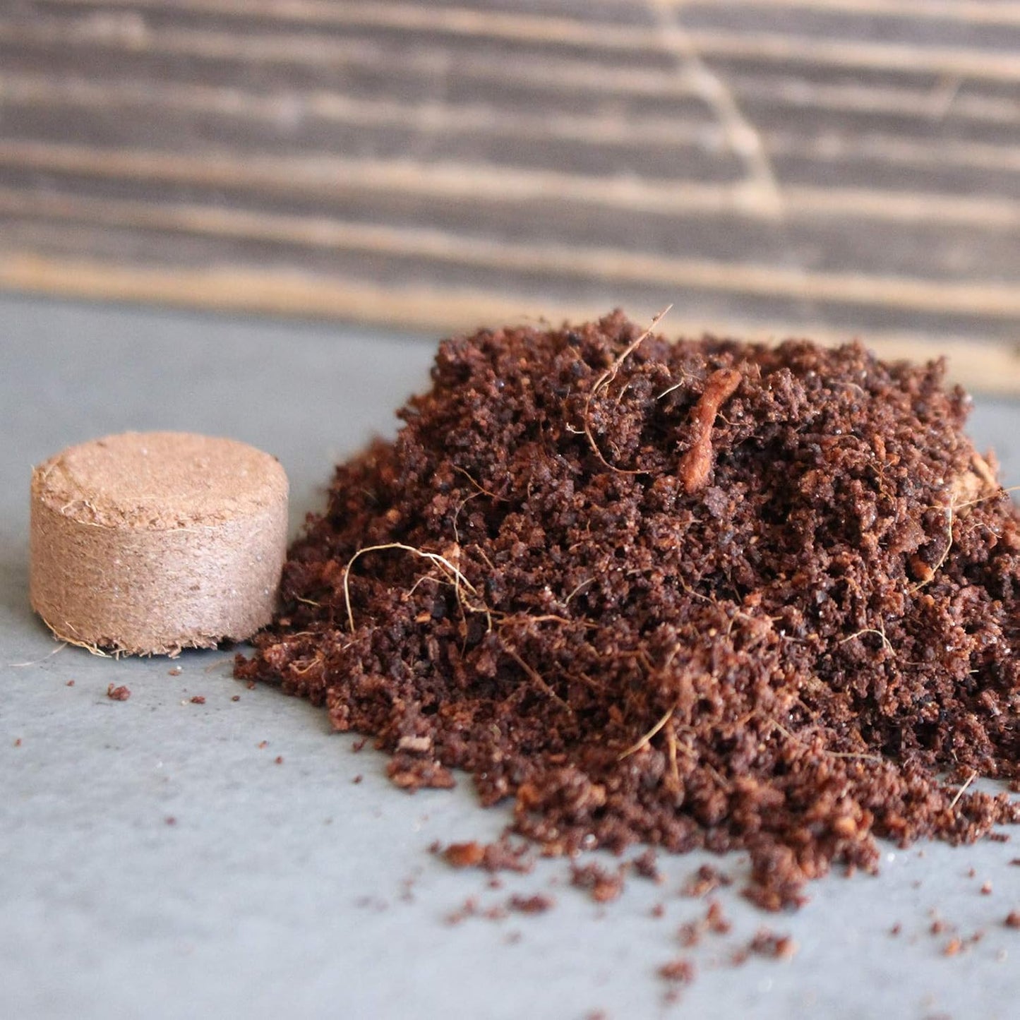 Minute Soil - Compressed Coco Coir Fiber Grow Medium - 20 MM Pellets - Bag of 100 = 5 Quarts of Potting Soil - Indoor Growing: House Plants, Herbs, Microgreens, Just Add Water - Peat Free - OMRI