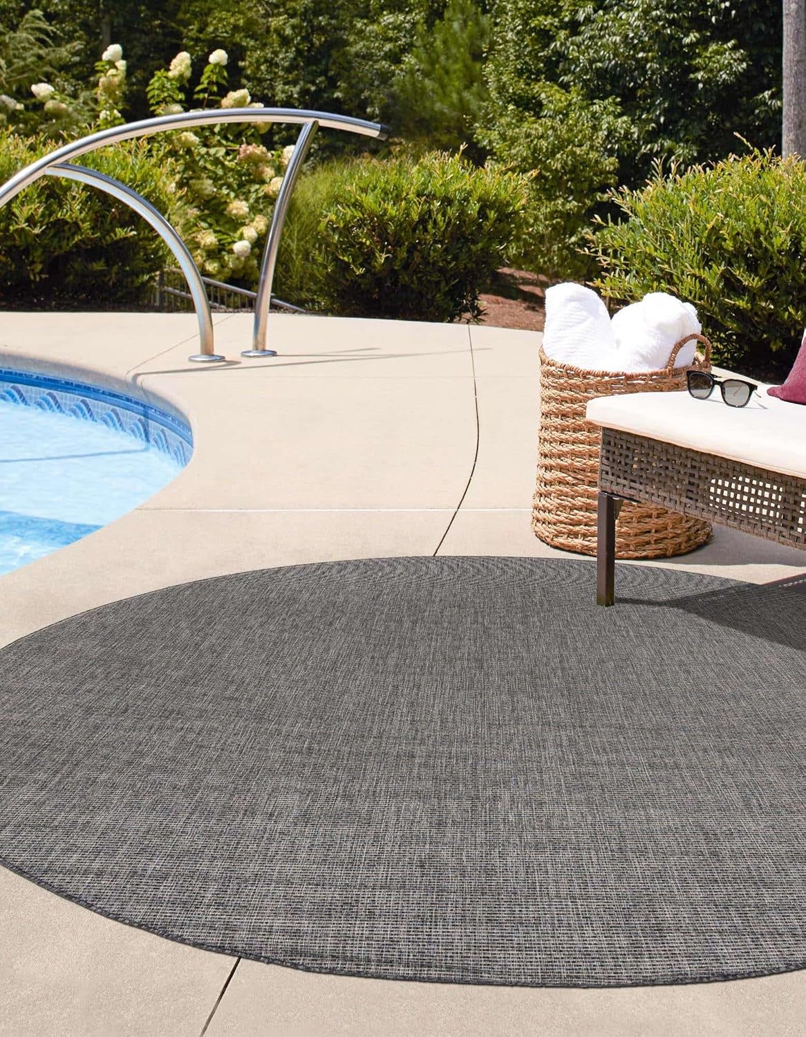 Unique Loom Outdoor Solid Collection Area Rug (4' 1" Round Black/Ivory)